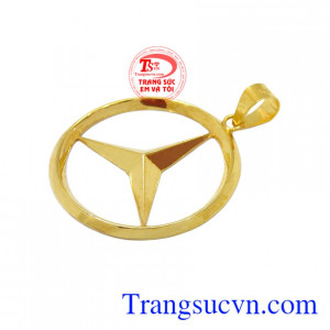 Mặt dây có thể kết hợp với dây chuyền vàng.