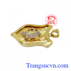 Mặt dây nam cá tính có thể phối với nhiều kiểu quần áo.
