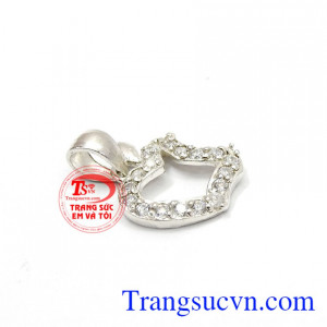Mặt dây nhỏ xinh Apple giúp tăng thêm vẻ đẹp cho phái nữ