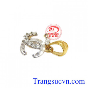 Sản phẩm bảo hành uy tín, giao hàng toàn quốc. Mặt dây dây nữ vàng sang trọng.