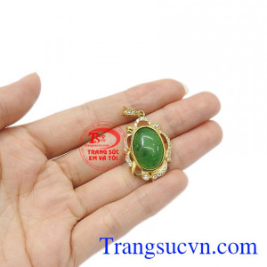 Ngọc cẩm thạch thiên nhiên mang đến sự sang trọng, may mắn và hợp phong thủy. Mặt dây nữ ngọc