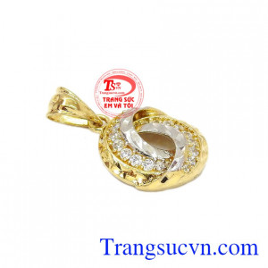 Mặt dây nữ tính 10K được thiết kế với các đường nét tinh xảo, hợp thời trang. 