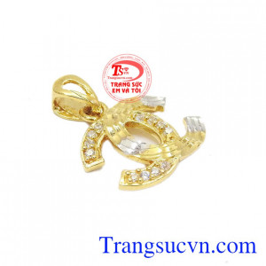 Mặt dây nữ vàng X được chế tác từ vàng tây bền đẹp và sáng bóng.