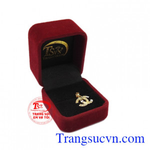 Sự kết hợp vàng và đá cz giúp sản phẩm càng ấn tượng và nổi bật hơn. Mặt dây nữ vàng X
