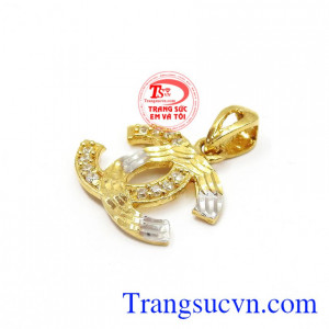 Thiết kế theo phong cách trẻ trung, năng động, thích hợp làm quà tặng cho người thân và bạn bè. Mặt dây nữ vàng X