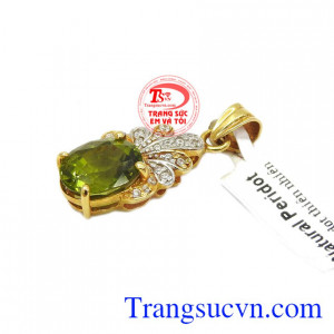 Đá peridot thiên nhiên xua tan nỗi sợ hãi, giúp người dùng trở nên ôn hòa. Mặt dây peridot hộ sắc đẹp. Mặt dây peridot hộ sắc đẹp