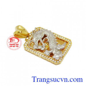 Mặt dây rồng may mắn phù hợp đeo cùng dây chuyền vàng tây.