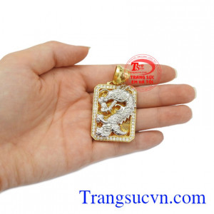 Mặt dây rồng may mắn.