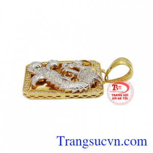 Mặt dây rồng may mắn có thể kết hợp với nhiều kiểu quần áo.
