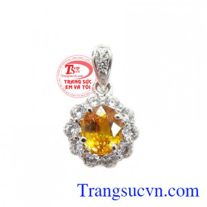 Mặt dây Sapphire chất lượng được chế tác từ vàng trắng 14k kết hợp đá saphirre cao cấp tạo nên dòng sản phẩm đẳng cấp