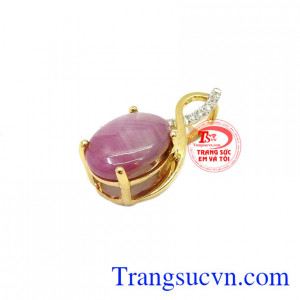 Sapphire được xem là biểu tượng cho tình yêu, niềm vui, sự giàu có, trung thực, cho thiên đường và các thiên thần,Mặt dây Sapphire sao vàng 10k