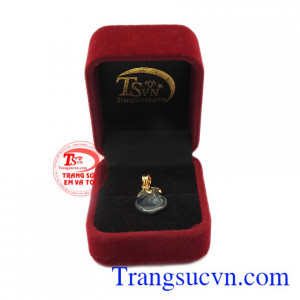 Sapphire thiên nhiên hợp phong thủy, mang lại may mắn và bình an. Mặt dây Sapphire trái đào