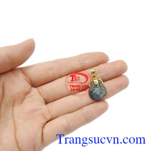 Sản phẩm thích hợp với nhiều kiểu trang phục. Mặt dây Sapphire trái đào