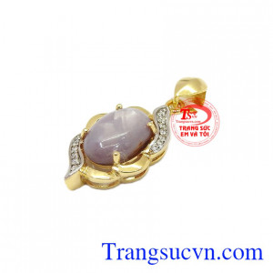 Vì vậy đeo Sapphire bên mình sẽ mang lại nhiều may mắn, thành công và hạnh phúc cho mỗi người,Mặt dây Sapphire vàng 10k