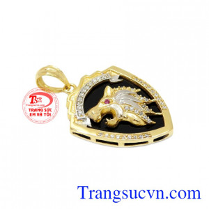 Mặt dây dành cho nam có thể kết hợp với dây chuyền vàng tây hoặc dây da bọc vàng.