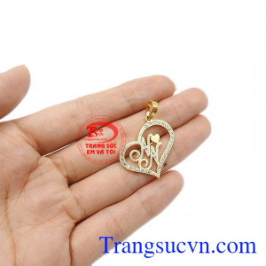 Mặt dây được chế tác từ vàng 18k đảm bảo độ bền đẹp và sáng bóng. Mặt dây trái tim chữ lồng. 
