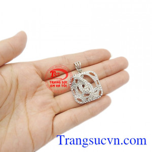 Uy tín về chất lượng vàng, khách hàng ưa chuộng làm quà trong các dịp lễ tết và ngày kỷ niệm. Mặt dây vàng trắng nữ