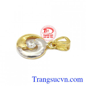 Mặt dây sẽ giúp cho bạn gái trở nên hoàn hảo và quyến rũ hơn trong mắt người đối diện. Mặt dây vàng ý