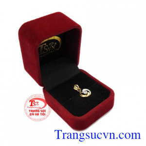 Sản phẩm chế tác từ vàng tây 10k, bền đẹp và sáng bóng. Mặt dây vàng ý.