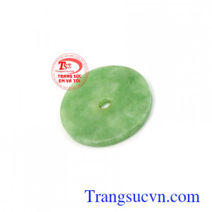 Cát khí của ngọc cẩm thạch đem lại nhiều may mắn về công danh, sự nghiệp và giải trừ tai họa, tiểu nhân, được nhiều người ưa chuộng