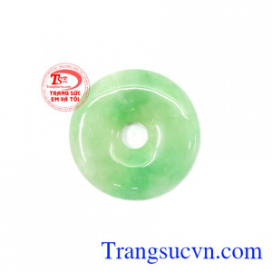 Mặt đồng xu Jadeite được chạm khắc đơn giản nhưng mang đến nét đẹp tinh tế và sang trọng,Mặt đồng xu Jadeite