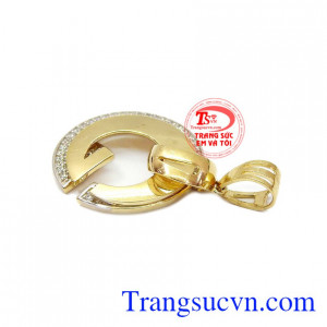 Trang sức nữ tinh tế, hợp thời trang.