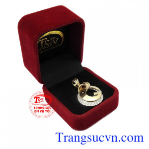 Sản phẩm có thể kết hợp cùng nhiều trang phục khác nhau.