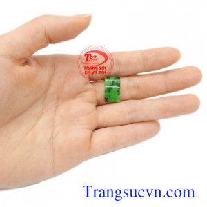 Mặt Jadeite yên ngựa hạnh phúc được nhiều người lựa chọn như là bùa hộ mệnh cho bản thân