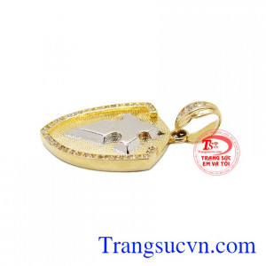 Có thể kết hợp với nhiều kiểu trang phục.