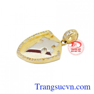 Sản phẩm có thể kết hợp với dây da bọc vàng.