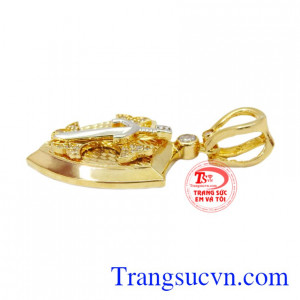 Trang sức Em và tôi nhận đặt thiết kế theo yêu cầu của khách hàng. Mặt Khiên kiếm vàng