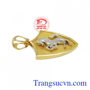 Sản phẩm có thể kết hợp với dây chuyền nam vàng.