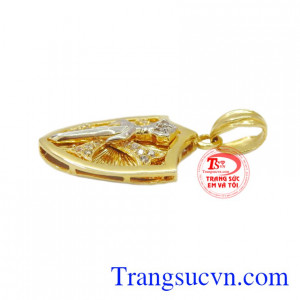 Mặt dây có thể kết hợp với nhiều kiểu quần áo. Mặt khiên vàng tây nam giá rẻ