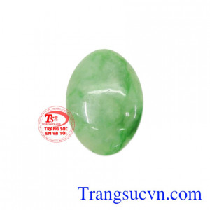 Mặt ngọc Jadeite đại cát được chế tác từ ngọc cẩm thạch thiên nhiên.