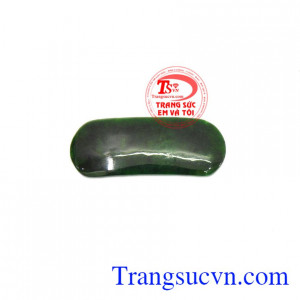 Mặt ngọc cẩm thạch gia bảo được coi là tín vật gia truyền trong gia đình quyền quý vào thời xưa