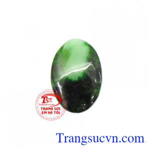 Mặt ngọc cẩm thạch kiêu sa được chế tác tinh xảo, chạm khắc oval thích hợp làm mặt dây, mặt nhẫn, lắc tay và các món trang sức khác