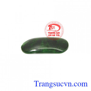 Mặt ngọc cẩm thạch thành công được sử dụng trong việc chế tác mặt dây, lắc tay, và các món trang sức mang tính nghệ thuật cao