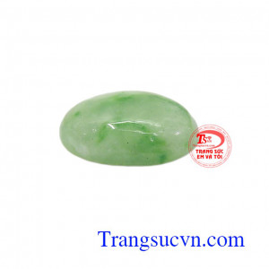 Mặt ngọc Jaddeite thiên nhiên có thể dùng làm mặt nhẫn.