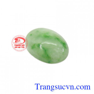 Mặt ngọc Jaddeite thiên nhiên đem lại điều tốt lành, xua đuổi những điều xui xẻo cho chủ nhân.