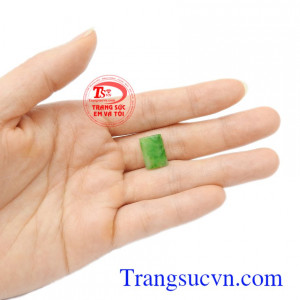 Mặt ngọc Jadeite cát lộc phù hợp làm mặt nhẫn đeo thời trang và phong thủy