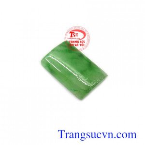 Mặt ngọc Jadeite cát lộc chứa nguồn năng lượng dồi dào, có tác dụng giải trừ tà khí, mang lại tài lộc, bình an và thịnh vượng cho người đeo