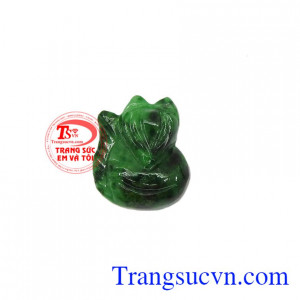 Mặt ngọc jadeite hồ ly đẹp là sản phẩm ngọc cẩm thạch đẹp được chế tác tinh xảo, mang ý nghĩa may mắn, thuận lợi trong tình duyên