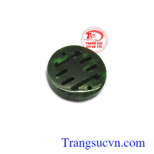 Mặt ngọc Jadeite phát tài chứa nguồn năng lượng dồi dào, có tác dụng giải trừ tà khí, chiều tài lộc, may mắn và bình an cho người đeo