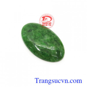 Mặt ngọc phỉ thúy bình yên còn chứa nguồn năng lượng dồi dào, có tác dụng mang lại tài lộc, thịnh vượng cho người đeo