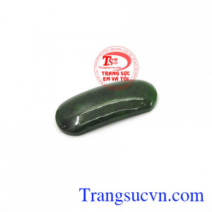 Mặt ngọc phỉ thúy chất lượng được dùng để chế tác nhẫn, mặt dây, lắc tay hoặc có thể bọc bạc, bọc vàng tùy sở thích cá nhân mỗi người