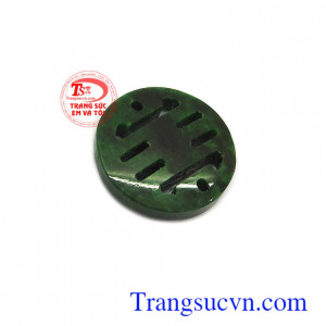 Mặt ngọc phỉ thúy hưng thịnh chứa nguồn năng lượng dồi dào, có tác dụng chiêu tài lộc, mang lại may mắn và bình an cho người đeo