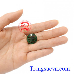 Mặt ngọc phỉ thúy sang trọng, chất lượng cao là món quà ý nghĩa dành tặng người bạn yêu thương