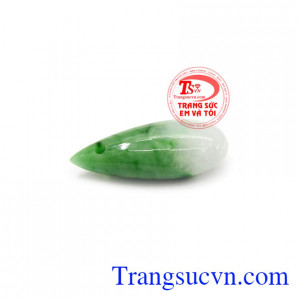 Mặt ngọc phỉ thúy tài lộc được coi như vật hộ mệnh bảo vệ chủ nhân khỏi tà khí và những điều xui xẻo