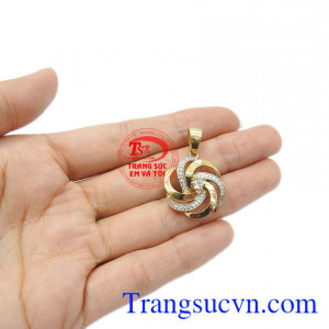 Sản phẩm thích hợp làm quà tặng trong những dịp đặc biệt. Mặt nữ hoa vàng tinh xảo