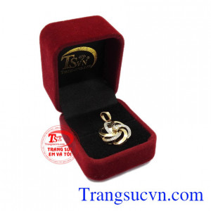 Kiểu dáng thiết kế sang trọng, mang lại vẻ đẹp dịu dàng, thanh lịch cho người phụ nữ. Mặt nữ hoa vàng tinh xảo